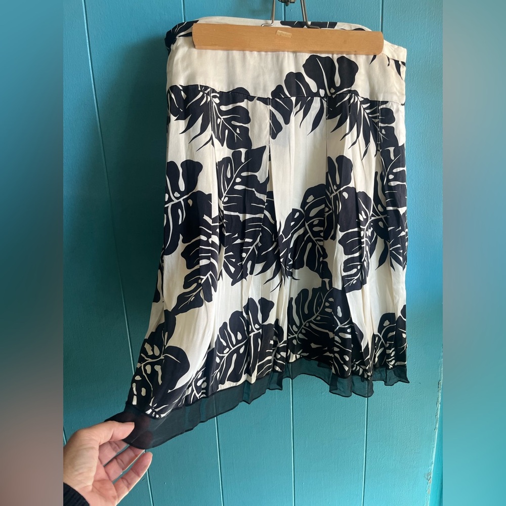 🌷2/$10 Laundry By Shelli Segal Black and White Leaf-Print Circle Skirt
